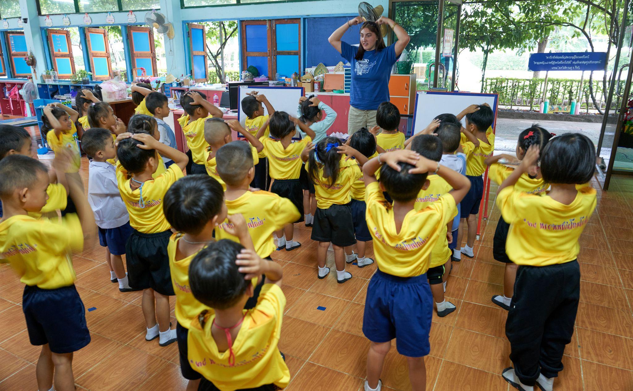 学生志愿者教一班小学生